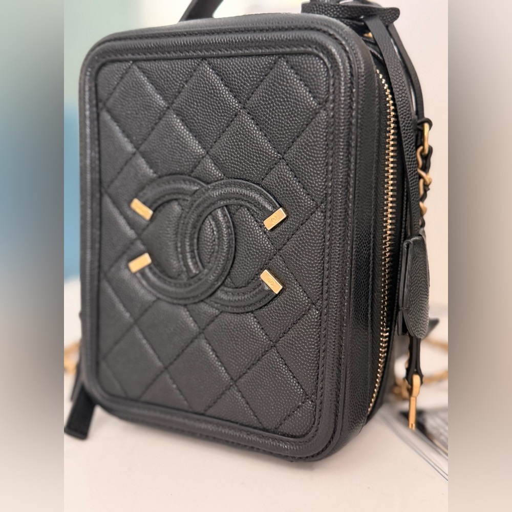 CHANEL Filigree Vertical Vanity Case Quilted Caviar EUC Box 2 COA’s ~ FLASH SALE - Picture 4 of 13